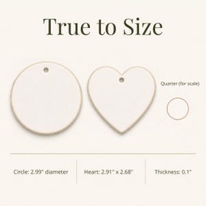 K&ouml;nnte beinhalten: Ein wei&szlig;es kreisf&ouml;rmiges Ornament und ein wei&szlig;es herzf&ouml;rmiges Ornament, jeweils mit einem kleinen Loch an der Oberseite. Der Text lautet True to Size, Quarter (for scale), Circle: 2.99" diameter, Heart: 2.91" x 2.68" und Thickness: 0.1".