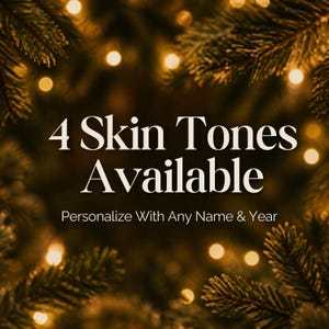 K&ouml;nnte beinhalten: Eine Grafik mit dunklem Hintergrund, unscharfen Tannenzweigen und warmen goldenen Lichterketten. Der wei&szlig;e Text lautet 4 Skin Tones Available, gefolgt von dem kleineren Text Personalize With Any Name & Year.