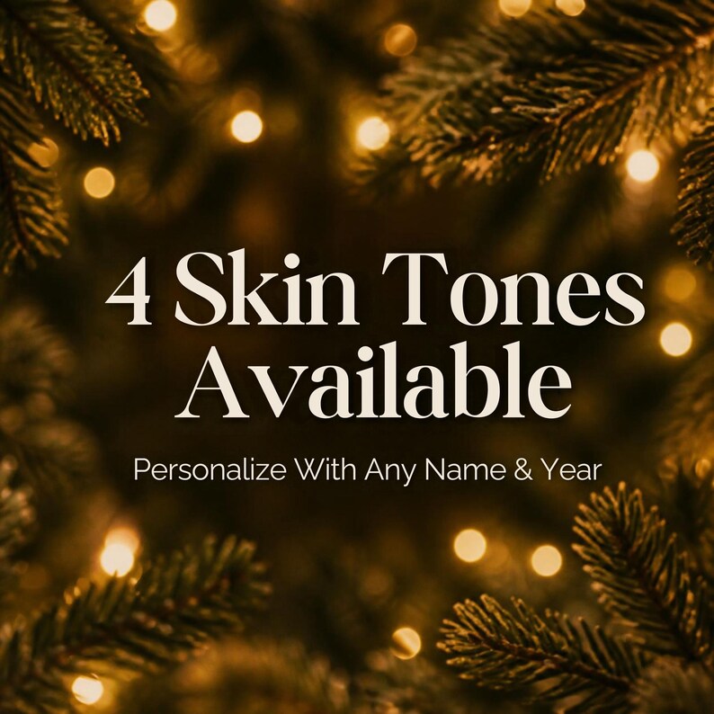 K&ouml;nnte beinhalten: Eine Grafik mit dunklem Hintergrund, unscharfen Tannenzweigen und warmen goldenen Lichterketten. Der wei&szlig;e Text lautet 4 Skin Tones Available, gefolgt von dem kleineren Text Personalize With Any Name & Year.