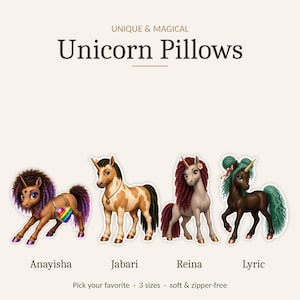 Könnte beinhalten: Vier Einhorn-Kissen mit den Namen Anayisha, Jabari, Reina und Lyric. Anayisha hat violettes Haar und ein Regenbogenherz. Jabari ist hellbraun mit dunkler Mähne. Reina hat dunkelrotes Haar und eine Blume. Lyric ist dunkelbraun mit türkisfarbenem Haar. Text: UNIQUE & MAGICAL Unicorn Pillows.