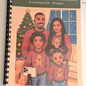 Könnte beinhalten: Ein spiralgebundenes Malbuch mit dem Titel Cozy Winter Holidays: Family Edition, 48 Seiten. Das Cover zeigt eine Illustration einer vierköpfigen Familie in passenden roten Pullovern mit Lebkuchenmännern vor einem Weihnachtsbaum.