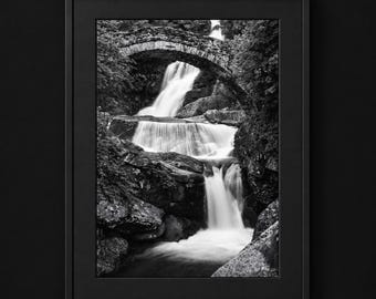 Puente de piedra y cascada, fotografía de larga exposición en blanco y negro. Descarga digital.