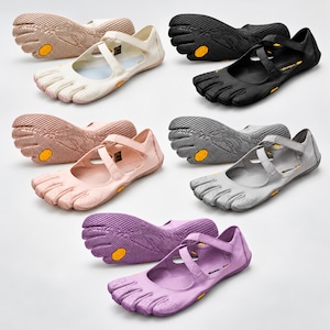 Può includere: Cinque paia di scarpe a cinque dita in beige, nero, rosa chiaro, grigio e viola. Ogni scarpa presenta una suola in gomma flessibile con logo Vibram giallo, scomparti individuali per le dita e una chiusura con cinturini incrociati sul dorso.