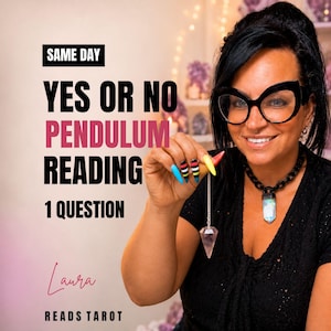 Peut inclure: Une personne portant des lunettes noires en forme d'œil de chat et un collier à chaîne noire avec un pendentif en cristal. Elle tient une chaîne argentée avec un pendule en cristal rose facetté. Texte : SAME DAY YES OR NO PENDULUM READING 1 QUESTION.