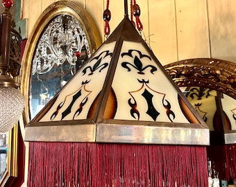 Amsterdamse School Art Deco XL hanglamp | 1920s Fleur-de-Lis glas met bordeauxrode franje | Hanglamp met heraldisch motief