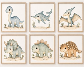 Könnte beinhalten: Ein Set aus sechs quadratischen Wandbildern mit Aquarellillustrationen verschiedener Dinosaurier und eines prähistorischen Meerestieres. Jeder helle Holzrahmen zeigt eine hellblaue oder beige Kreatur auf sandigem Boden mit kleinen Pflanzen.
