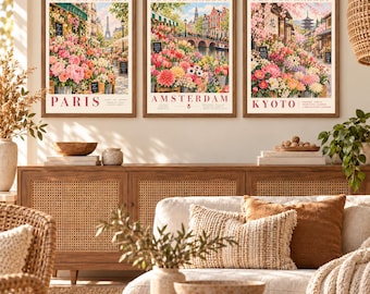 Könnte beinhalten: Ein Set aus drei gerahmten Kunstdrucken mit dem Titel Flower Market, die Blumenstände in Paris, Amsterdam und Kyoto zeigen. Jeder Druck zeigt den Stadtnamen in großen Großbuchstaben am unteren Rand zusammen mit farbenfrohen Blumenarrangements.