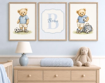 Könnte beinhalten: Drei gerahmte Wandbilder mit zwei Illustrationen eines Teddybären in blauem Poloshirt und weißer Hose mit Fußball sowie einem mittleren Druck mit dem Buchstaben B und dem Namen Bora in blauer Schreibschrift.