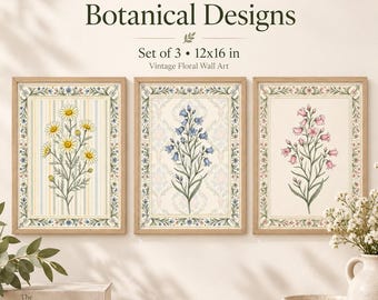 Könnte beinhalten: Ein Set aus drei 30,48x40,64 cm großen botanischen Wandbildern mit gelben Gänseblümchen, blauen Glockenblumen und rosa Blüten. Jedes Bild hat einen hellen Holzrahmen, eine florale Bordüre und den Text 3 Coordinated Botanical Designs.