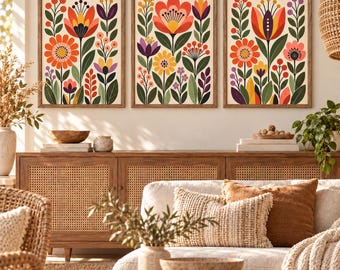 Könnte beinhalten: Drei gerahmte Wandkunstdrucke mit lebendigen Blumenillustrationen in den Farben Orange, Rot, Gelb, Violett und Grün. Jeder rechteckige Druck zeigt eine symmetrische Anordnung stilisierter Blumen und Blätter auf einem cremefarbenen Hintergrund.