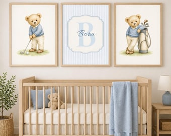 Könnte beinhalten: Drei gerahmte Wandbilder mit einem Teddybären beim Golfspielen, einem mittleren Bild mit dem Buchstaben B und dem Namen Bora sowie einem Teddybären, der sich auf eine Golftasche stützt. Die Bilder hängen über einem hölzernen Kinderbett.
