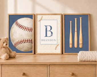 Könnte beinhalten: Drei gerahmte Wandbilder mit Baseball-Motiven. Das linke Bild zeigt einen Baseball auf blauem Hintergrund. Das mittlere Bild zeigt einen großen Buchstaben B und den Namen BRANDON auf beigem Karomuster. Das rechte Bild zeigt drei hölzerne Baseballschläger auf blauem Hintergrund.