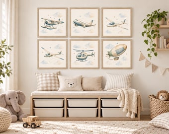 Könnte beinhalten: Ein Set aus sechs quadratischen Wandbildern mit Aquarellillustrationen verschiedener Fluggeräte, darunter ein Wasserflugzeug, ein Passagierflugzeug, ein Flugzeug, ein Segelflugzeug, ein Hubschrauber und ein Luftschiff vor Wolken.