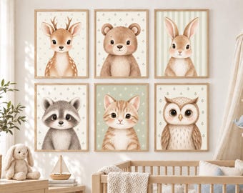 Könnte beinhalten: Ein Set aus sechs gerahmten Wandbildern mit Illustrationen von einem Reh, einem Bären, einem Hasen, einem Waschbären, einer Katze und einer Eule. Jedes Tier ist in sanften, neutralen Farben vor einem hellen Hintergrund dargestellt.