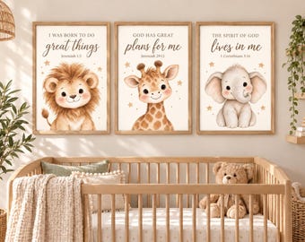Könnte beinhalten: Drei gerahmte Wandbilder mit Aquarellillustrationen eines Löwen, einer Giraffe und eines Elefanten. Jeder Druck enthält goldene Sterne und religiöse Texte: I WAS BORN TO DO great things, GOD HAS GREAT plans for me und THE SPIRIT OF GOD lives in me.