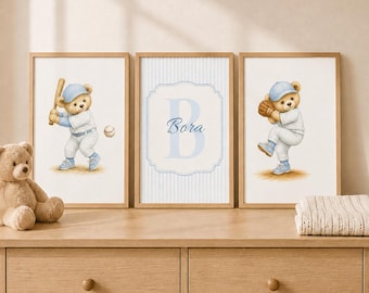 Könnte beinhalten: Drei gerahmte Wandbilder mit Baseball-Motiv. Das linke Bild zeigt einen Teddybären beim Schlagen, das mittlere Bild zeigt einen großen Buchstaben B mit dem Namen Bora und das rechte Bild zeigt einen Teddybären beim Baseballwerfen.