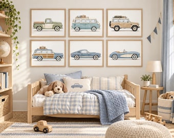 Könnte beinhalten: Sechs gerahmte Wandbilder mit Aquarellillustrationen von Oldtimern, darunter ein Pickup, ein Van, ein SUV, ein Kombi und zwei Sportwagen, angeordnet in einem Raster über einem Tagesbett aus Holz.