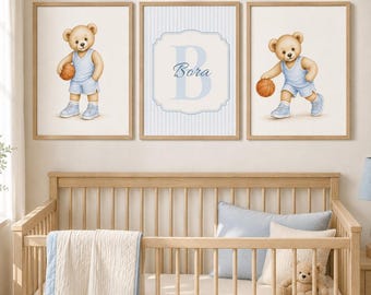 Könnte beinhalten: Ein Set aus drei gerahmten Wandbildern mit zwei Illustrationen eines Teddybären in hellblauem Basketballtrikot mit Ball sowie einem mittleren Bild mit dem Buchstaben B und dem Namen Bora in blauer Schreibschrift.