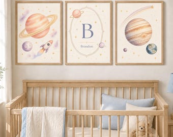 Könnte beinhalten: Drei gerahmte Wandbilder mit Weltraummotiven. Das linke Bild zeigt einen Planeten mit Ringen und eine Rakete. Das mittlere Bild enthält den Buchstaben B und den Namen Brandon. Das rechte Bild zeigt einen großen Planeten und einen kleinen blauen.