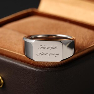 Anillo de oro de 18 quilates con grabado "Nunca te rindas, nunca te des por vencido".