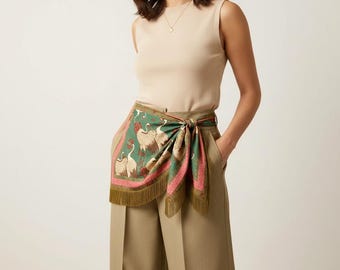 Lenço de cetim com estampa de garça boho e franjas douradas – Acessório floral para usar por cima do lenço