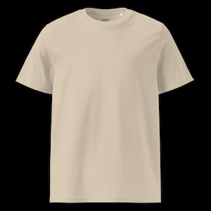 Könnte beinhalten: Ein beiges, unifarbenes Kurzarm-T-Shirt mit Rundhalsausschnitt. Das innere Nackenetikett zeigt den Text HRT sowie eine Größenangabe. Das Kleidungsstück hat eine schlichte Vorderseite und ein kleines, teilweise sichtbares Grafikdetail am linken Ärmel.