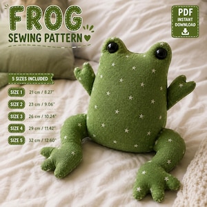 Op de afbeelding: Een groene stoffen kikkerknuffel met een wit sterrenpatroon en zwarte knoopogen. De afbeelding bevat de tekst: FROG SEWING PATTERN, PDF INSTANT DOWNLOAD en 5 SIZES INCLUDED met maten variërend van 21 cm tot 32 cm voor het eindresultaat.