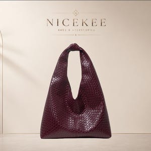 Peut inclure: Un sac hobo bordeaux profond avec un motif texturé en relief façon peau de serpent. Le sac présente une anse unique intégrée avec un détail noué sur le dessus. Au-dessus du sac, le texte NICEKEE BAGS & ACCESSORIES est affiché en foncé.