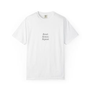 Könnte beinhalten: Ein weißes Kurzarm-T-Shirt mit dem Text Reset. Renew. Repeat., der in einer dunklen Serifenschrift mittig auf der Brust gedruckt ist. Das Kleidungsstück hat einen klassischen Rundhalsausschnitt und eine Standardpassform mit einem Etikett am Kragen.