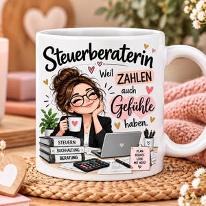 Puede incluir: Una taza de cerámica blanca con una ilustración de dibujos animados de una persona con gafas y moño en un escritorio con un portátil, calculadora y libros etiquetados como Steuern, Buchhaltung, Beratung, con el texto Steuerberaterin Weil Zahlen auch Gefühle haben.