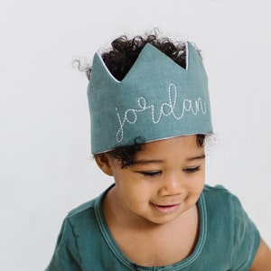 Green Linen Reusable Birthday Hat, First Birthday Crown, Custom Name Crown for Kids, Personalized Smash Cake Hat, Green Birthday Outfit image 1