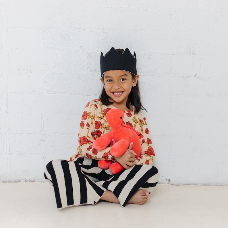 black linen kids party hat on a little girl