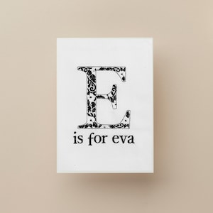 Impressão de letras chinoiserie personalizadas, arte de parede chinoiserie com nome de menina azul e branco, arte de berçário azul e branco, nome de berçário bordado