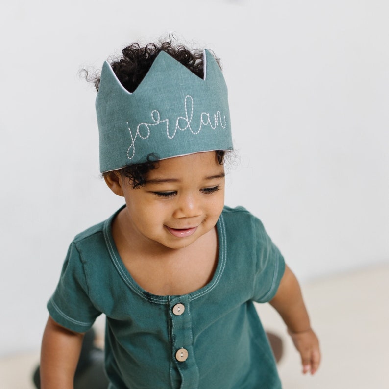 Green Linen Reusable Birthday Hat, First Birthday Crown, Custom Name Crown for Kids, Personalized Smash Cake Hat, Green Birthday Outfit image 1