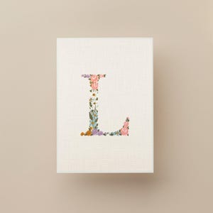 Nombre de bebé con flores silvestres, arte mural con inicial de bebé, letra floral bordada, monograma de bebé, bordado personalizado para la habitación del bebé.