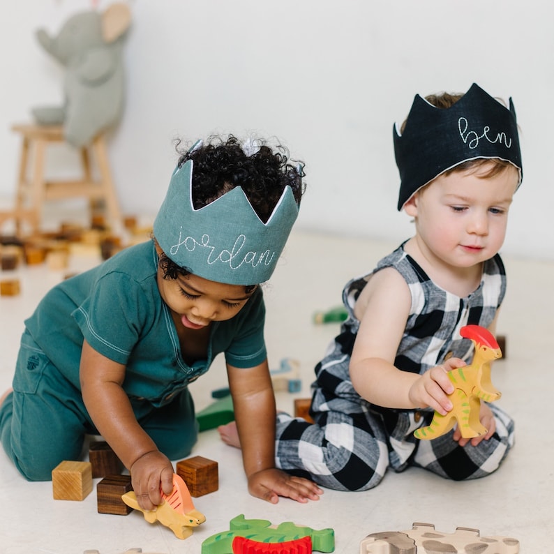 Green Linen Reusable Birthday Hat, First Birthday Crown, Custom Name Crown for Kids, Personalized Smash Cake Hat, Green Birthday Outfit image 3