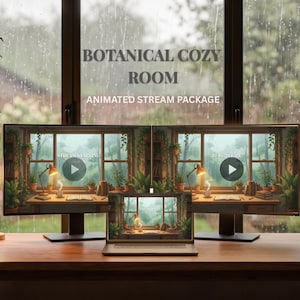 Może przedstawiać: Dwa monitory komputerowe i laptop na drewnianym biurku wyświetlają animowany pakiet streamingowy z motywem botanicznego pokoju. Ekrany pokazują widok z okna w deszczowy dzień z roślinami doniczkowymi, lampką biurkową oraz książkami na blacie.