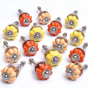 Gula, orange och persikafärgade keramiska skåpsknoppar, set om 8 – blandade vintage lådhandtag för byråer och köksskåp, 3,8 cm