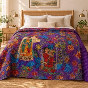 Peut inclure: Un couvre-lit matelassé violet orné d'un motif floral vibrant et de deux personnages en tenue traditionnelle. Le couvre-lit est disposé sur un lit avec des oreillers blancs et un long coussin lombaire, devant une tête de lit claire.