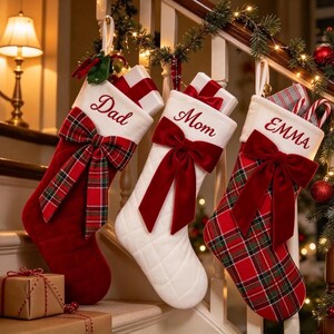 Calza di Natale personalizzata, calza in velluto scozzese con nome ricamato, regalo per il primo Natale del bambino, decorazione natalizia per la famiglia.