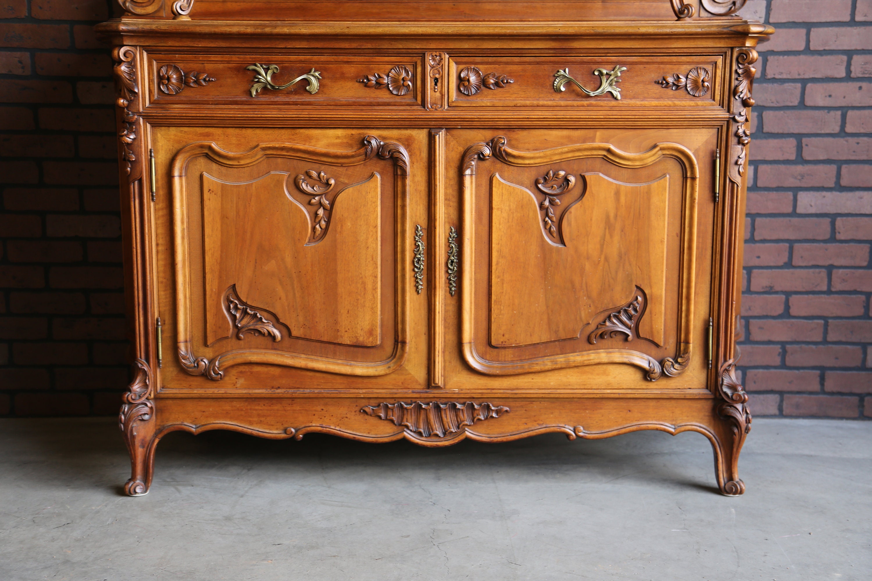 【美品】【アンティーク】ブラウンヒルズポッター　レギュミエール／チューリン Antique French China Cabinet ~ French Provincial Hutch ~ Louis XV