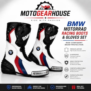 Op de afbeelding: Een paar BMW Motorrad racelaarzen in een wit, zwart, rood en blauw kleurenschema met BMW-branding. De laarzen hebben een metalen teen-slider met het opschrift BMW Motorrad. Tekst op de afbeelding bevat MOTO GEAR HOUSE en BMW MOTORRAD RACING BOOTS & GLOVES SET.