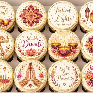 Puede incluir: Un conjunto de doce cupcakes en una caja blanca, cada uno con un adorno comestible circular que presenta ilustraciones temáticas de Diwali, incluyendo lámparas de aceite, mandalas, un elefante, una mezquita y manos en oración.