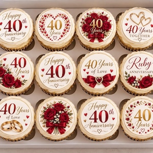 Könnte beinhalten: Ein Set aus zwölf Cupcakes in einer weißen Schachtel, jeweils mit einem runden essbaren Aufleger zum 40. Jubiläum. Die Motive zeigen rote Rosen, goldene Herzen, Eheringe und Schriftzüge wie Happy 40th Anniversary und 40 Years of Love.