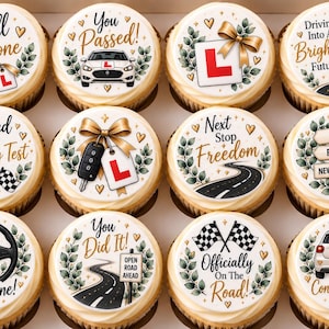 Peut inclure: Un ensemble de douze cupcakes dans une boîte, chacun surmonté d'un disque comestible illustré sur le thème de la conduite, avec du texte doré et des feuilles vertes. Les motifs incluent des voitures, volants, routes, drapeaux et plaques L.