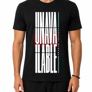 Op de afbeelding: Een zwart T-shirt met korte mouwen met de witte tekst UNAVAILABLE verticaal gestapeld in een gestileerd lettertype. Een donkerrode horizontale rechthoek bevindt zich achter het middelste deel van de tekst en de woorden CURRENT STATUS staan verticaal.