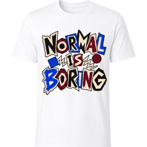 Op de afbeelding: Een wit T-shirt met korte mouwen en de tekst "NORMAL IS BORING" op de voorzijde. De letters zijn gestileerd met grillige, gescheurde randen in een kleurenpalet van blauw, donkerrood en zwart, inclusief een blauw vierkant en een rode cirkel.