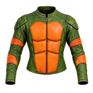 Könnte beinhalten: Eine grüne Lederjacke mit einer zentralen, gepolsterten orangefarbenen Brustplatte, orangefarbenen Polsterungen an den Ärmeln und Schulterpolstern. Die Jacke hat einen durchgehenden Frontreißverschluss, einen Stehkragen und eine strukturierte Passform.
