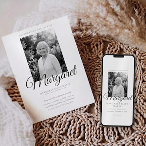 Op de afbeelding: Een witte uitvaartprogrammakaart en een smartphone die hetzelfde ontwerp weergeeft. Beide bevatten een zwart-witportret van een persoon, de tekst "Celebrating the life of Margaret", "Margaret Ellen Hayes" en de evenementdetails voor 17 oktober 2020.
