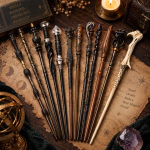 Op de afbeelding: Een verzameling van elf decoratieve toverstaven met gevarieerde ontwerpen, inclusief metalen, houten en beenachtige afwerkingen, gerangschikt op een kaart. De tekst op de kaart luidt: Small Details Make a More Magical World. De staven hebben ingewikkelde gravures.